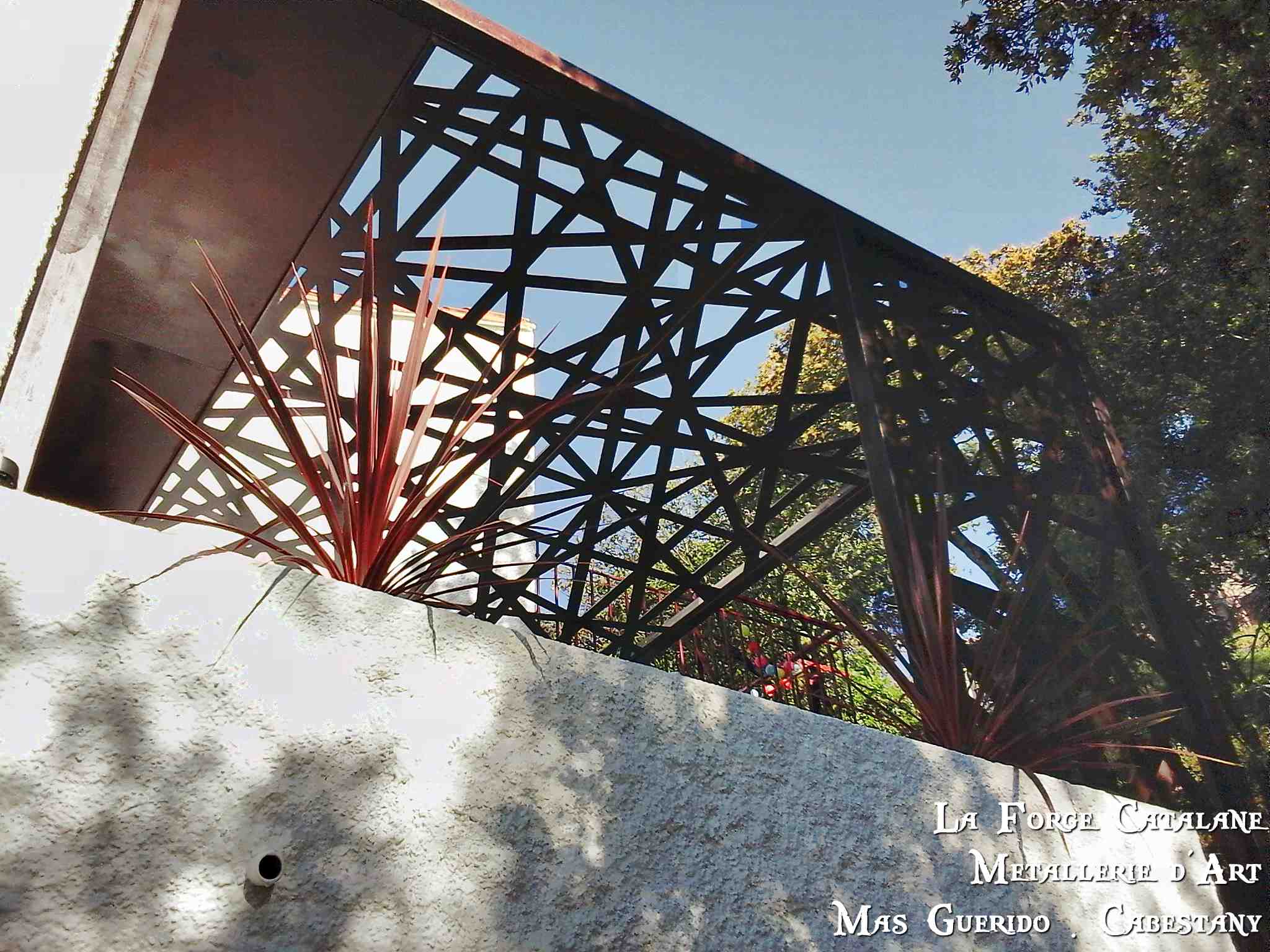 pergola decoupe laser moderne ombrage paroi laterale forge catalane 2.jpg